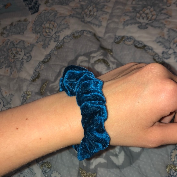 set of 4 scrunchies - Picture 3 of 6
